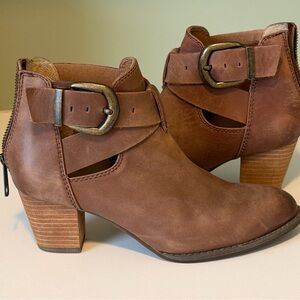 VIONIC - like new Women’s Brown Leather Buckle Ankle Bootie size 6